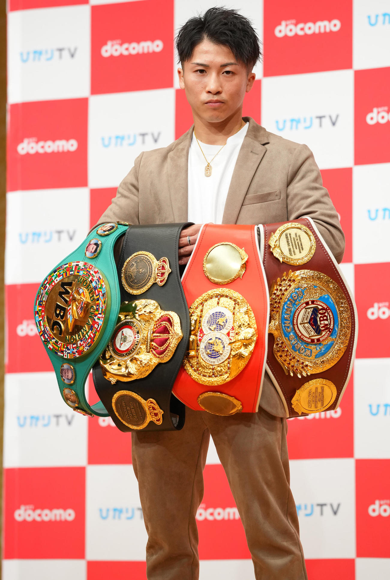 会見を終え4本の世界チャンピオンベルトと写真に納まる井上尚（撮影・垰建太）