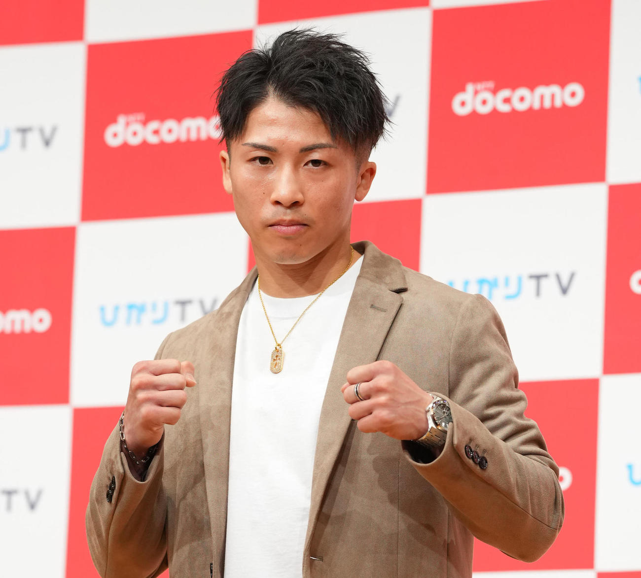 会見を終えファイティングポーズで写真に納まる井上尚（撮影・垰建太）