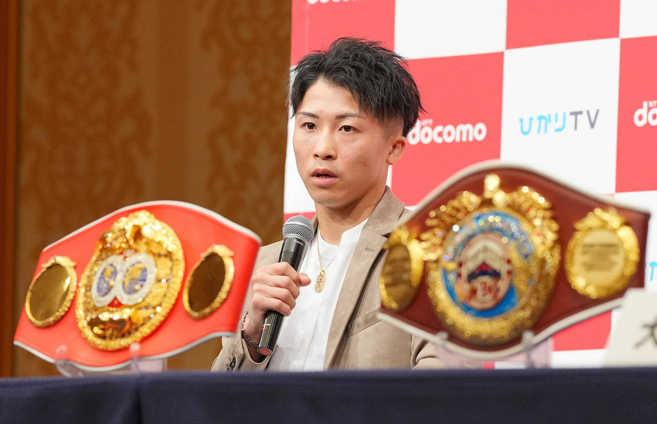 会見でベルトの返上と階級変更を発表し質問に応じる井上尚（撮影・垰建太）
