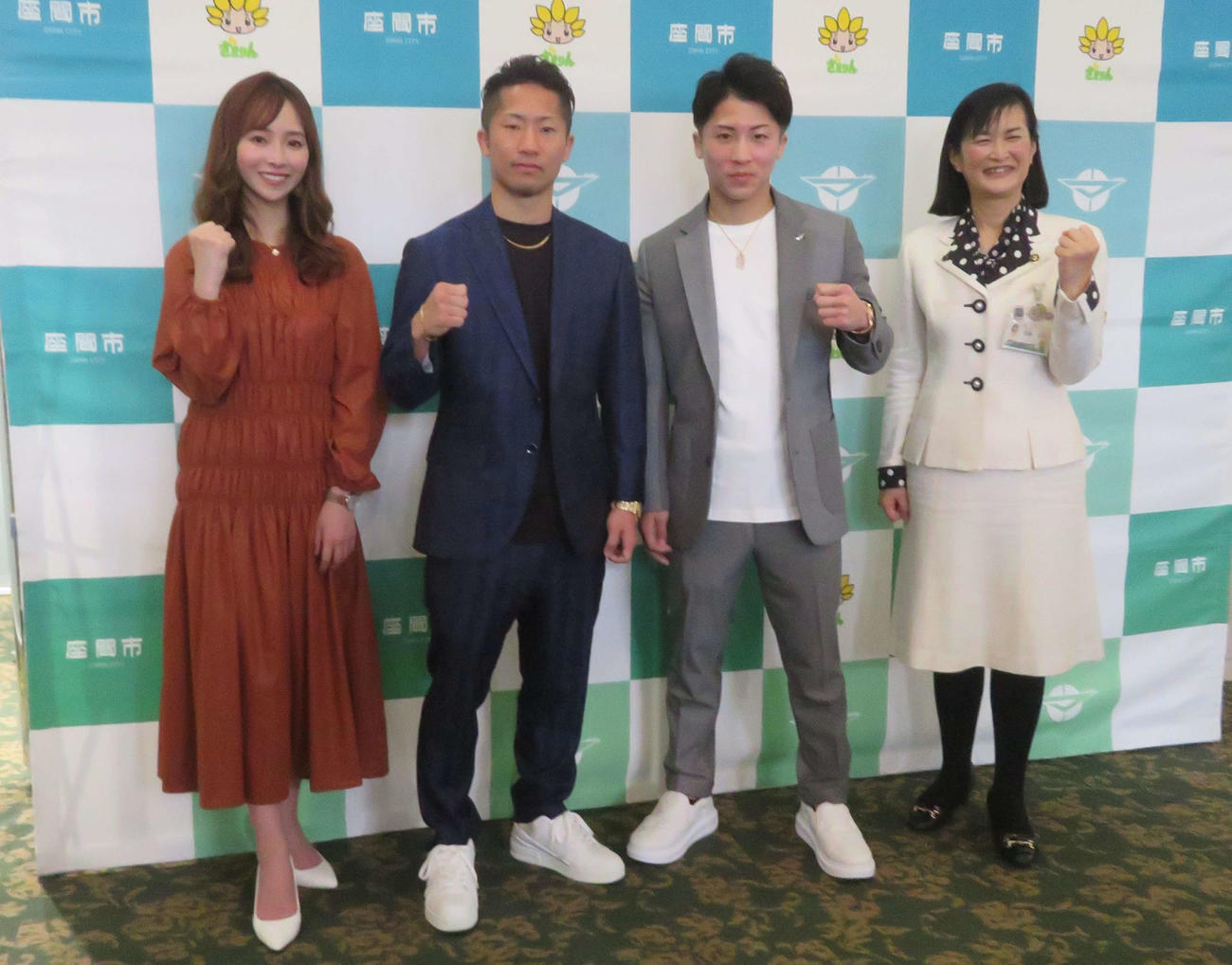 地元・座間市で開催された井上兄弟ファンミーツに参加した井上尚弥（左から3番目）と拓真（同2番目）兄弟。右端は佐藤弥斗市長、左端はMC赤間有華アナ