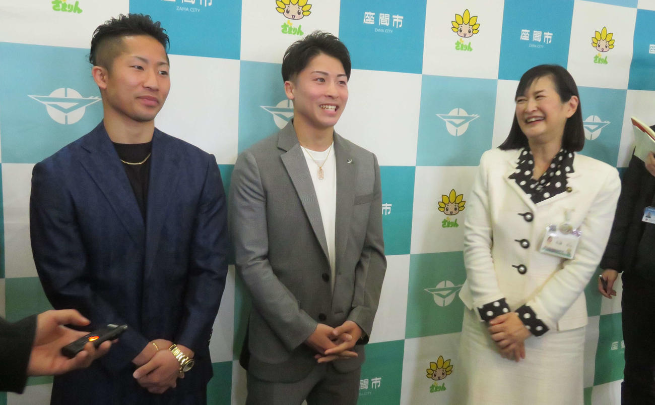 座間市で開催された井上尚弥兄弟ファンミーツ後、佐藤弥斗市長（右端）と取材対応する井上尚弥（中央）、拓真兄弟