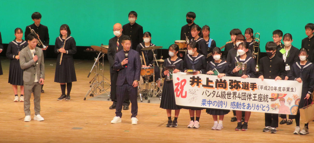 母校・栗原中の後輩が製作した4団体王座統一の横断幕にサインを入れた井上尚弥（左端）