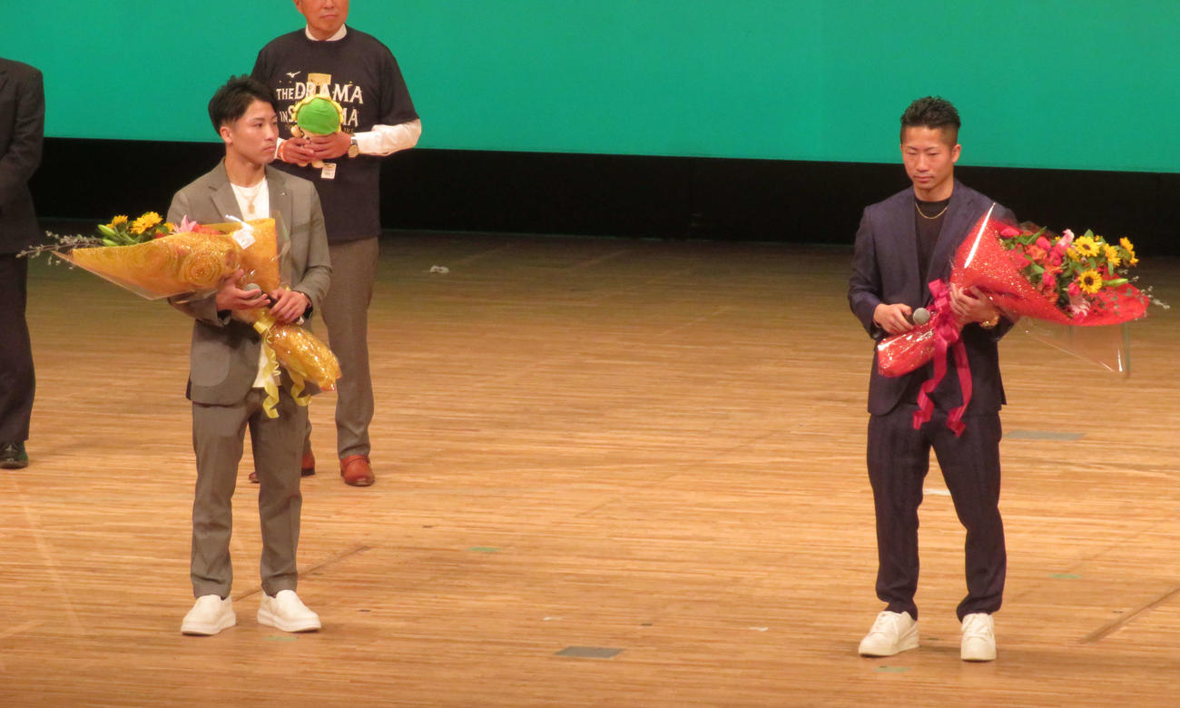 地元・座間市で開催された「井上兄弟ファンミーツ」イベントに登場した井上尚弥（左）拓真兄弟
