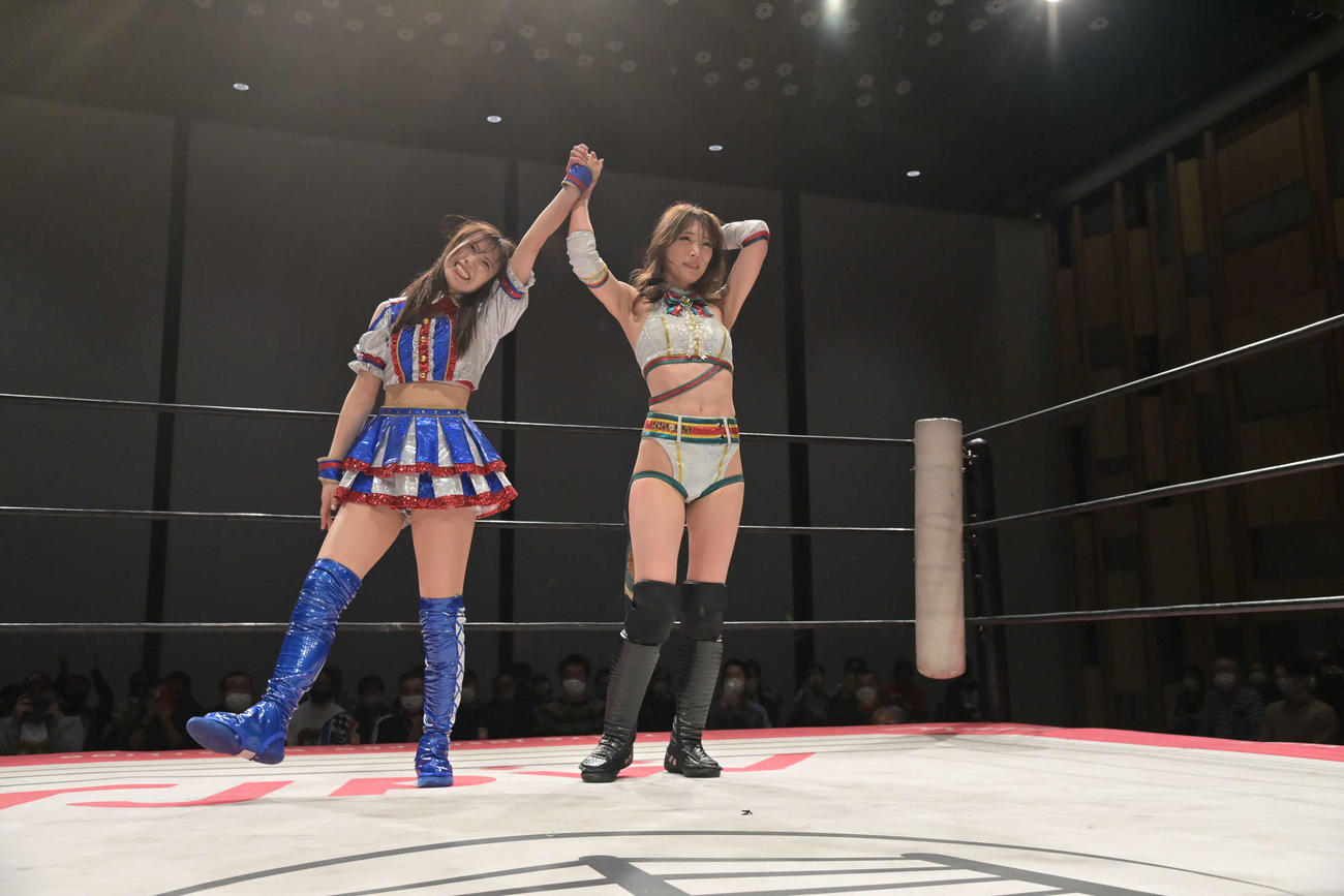 勝利してポーズを取る赤井沙希（右）と荒井優希