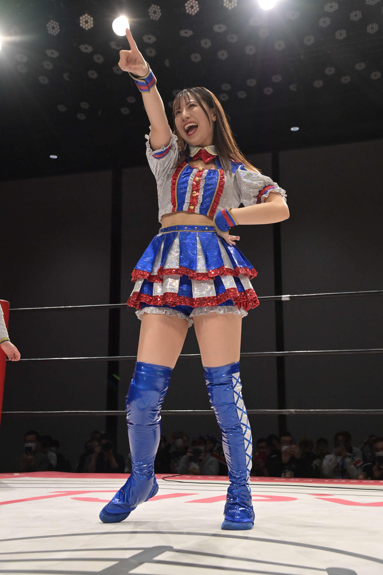 ポーズを取る荒井優希