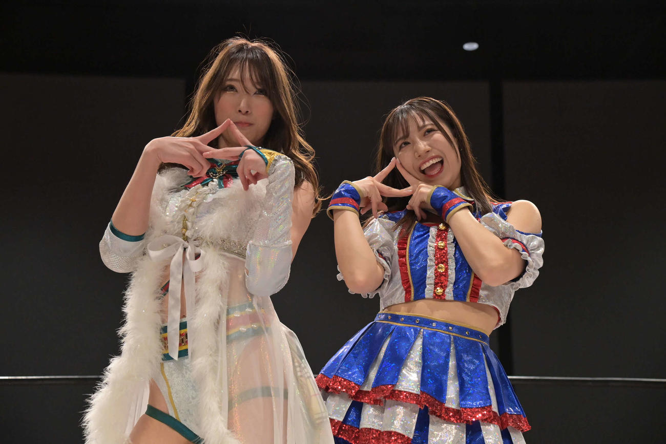 ポーズを取る荒井優希（右）と赤井沙希
