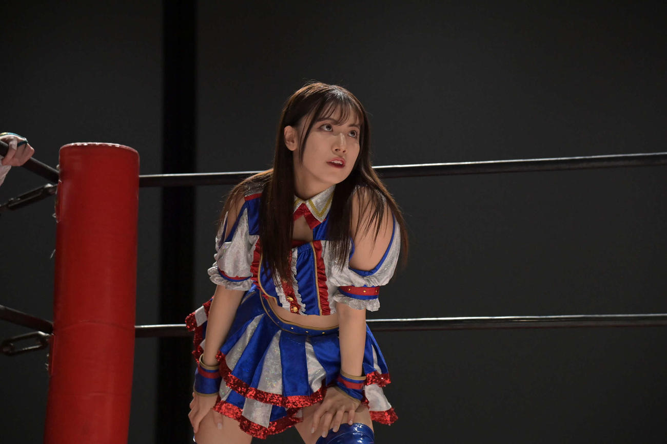 相手をにらみつける荒井優希