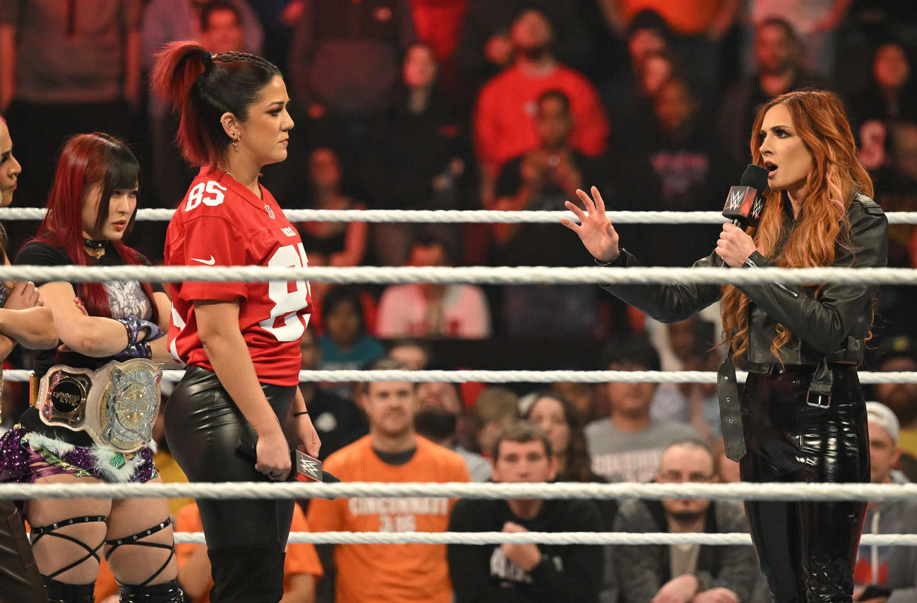 イヨ・スカイ（左端）が見守る中、ベッキー・リンチ（右端）と舌戦を展開したベイリーと（C）2023 WWE, Inc. All Rights Reserved.