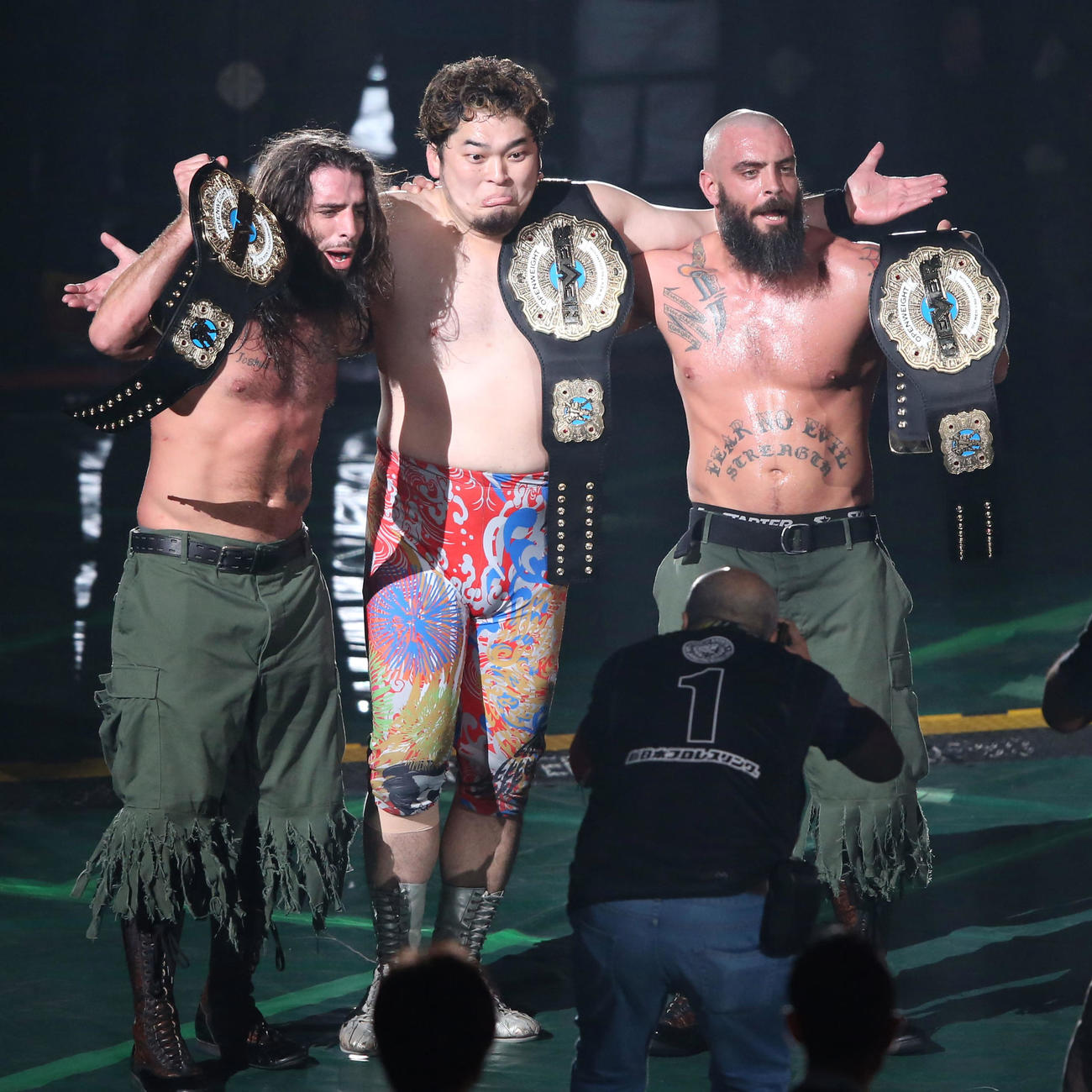 2016年1月、NEVER無差別級6人タッグ王座決定戦に勝利し、記念撮影する、左からマーク・ブリスコ、矢野、ジェイ・ブリスコさん