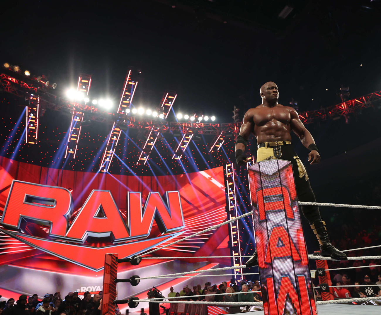 コーナートップに立ち、会場からの声援に応じる「筋肉魔人」ボビー・ラシュリー（C）2023 WWE, Inc. All Rights Reserved.