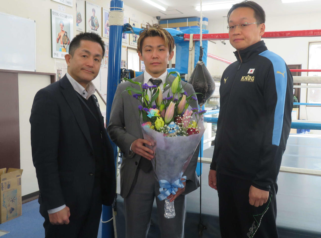 所属ジムで現役引退会見に臨んだ前日本スーパーバンタム級王者古橋岳也（中央）。左端は新田渉世会長、右端は笠康次郎トレーナー