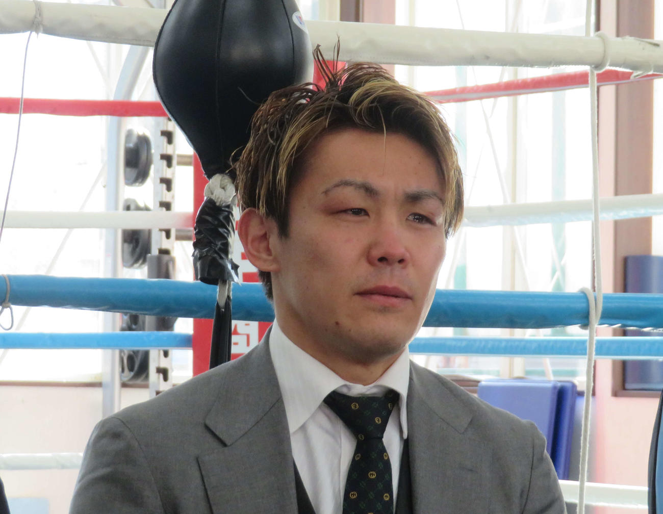 現役引退会見で目を赤くして涙を流す前日本スーパーバンタム級王者古橋岳也