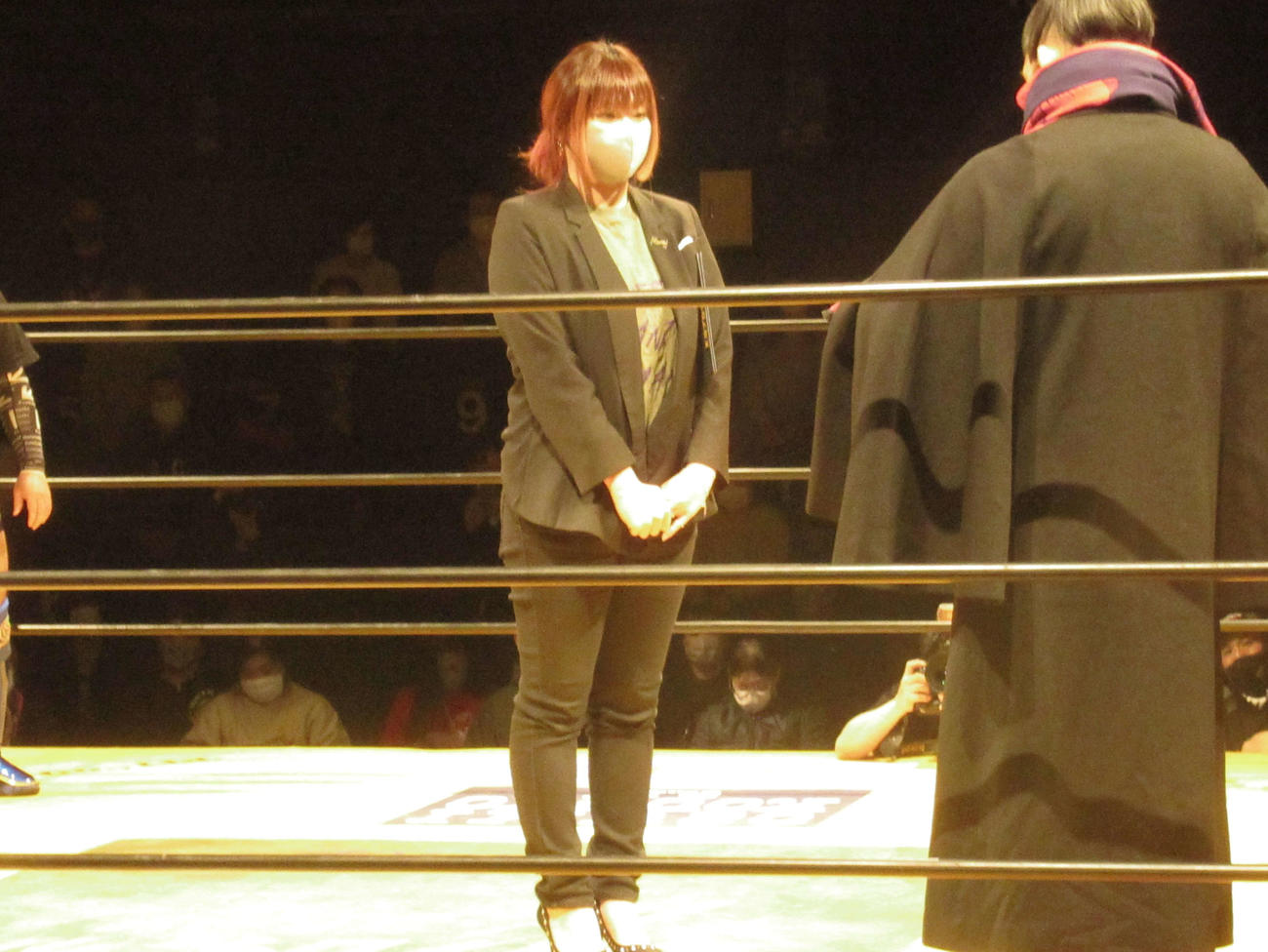 佐藤（手前）と対面する嶋田代表（撮影・勝部晃多）