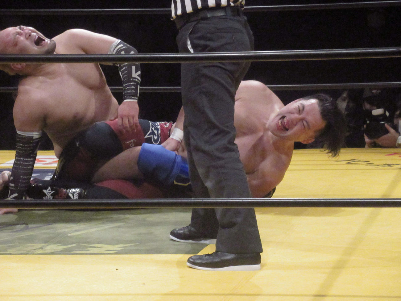 那須（左）を攻める佐藤（撮影・勝部晃多）