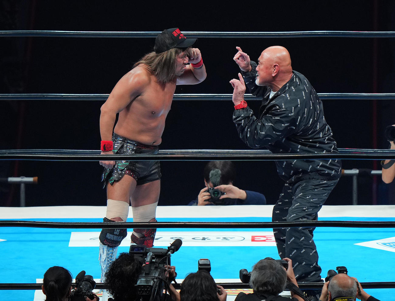 対戦が決まりリング中央でにらみ合う内藤（左）と武藤（撮影・垰建太）