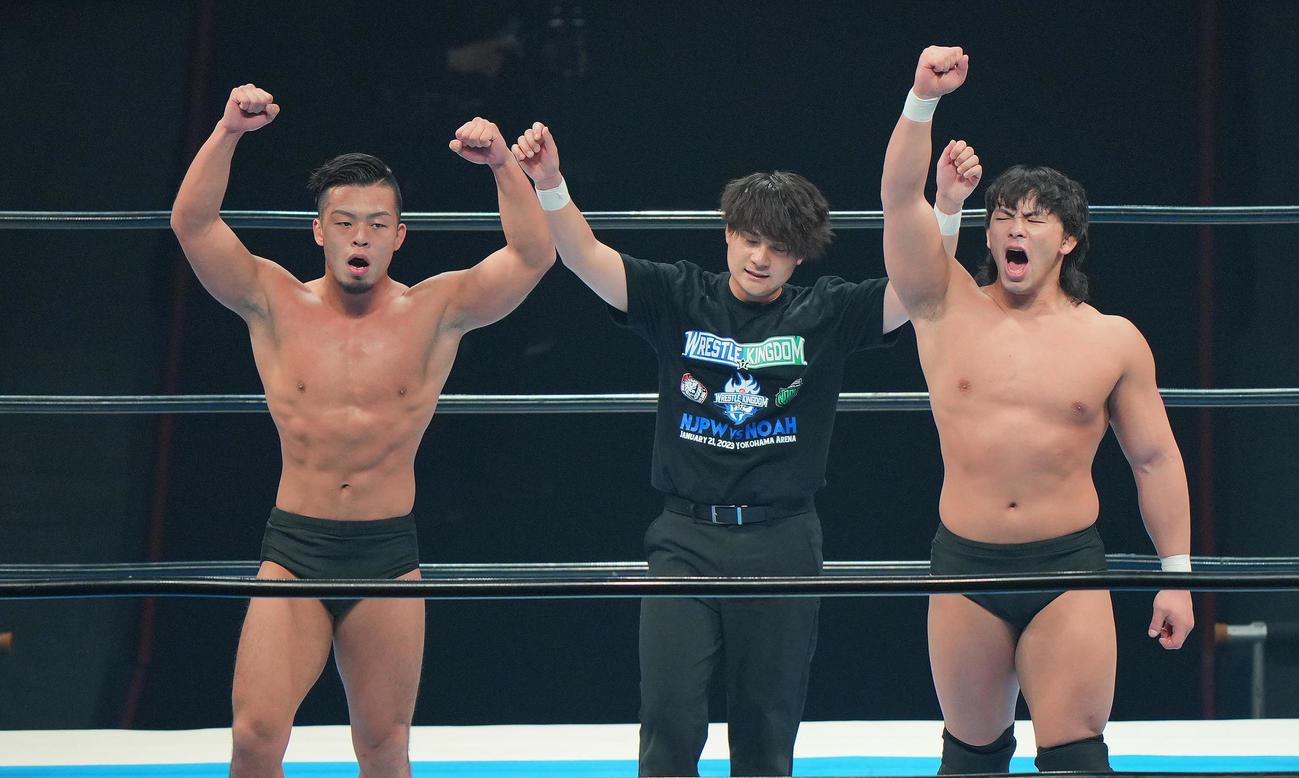 藤田晃生、大岩陵平組対小沢大嗣、矢野安崇組　試合に勝利し勝ち名乗りを受ける藤田（左）、大岩組（撮影・垰建太）