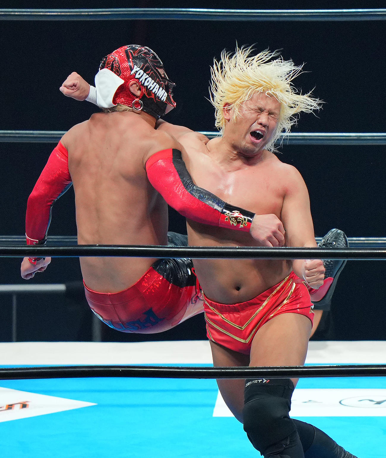 BUSHI対タダスケ　BUSHI（左）に強烈なラリアットを見舞うタダスケ（撮影・垰建太）