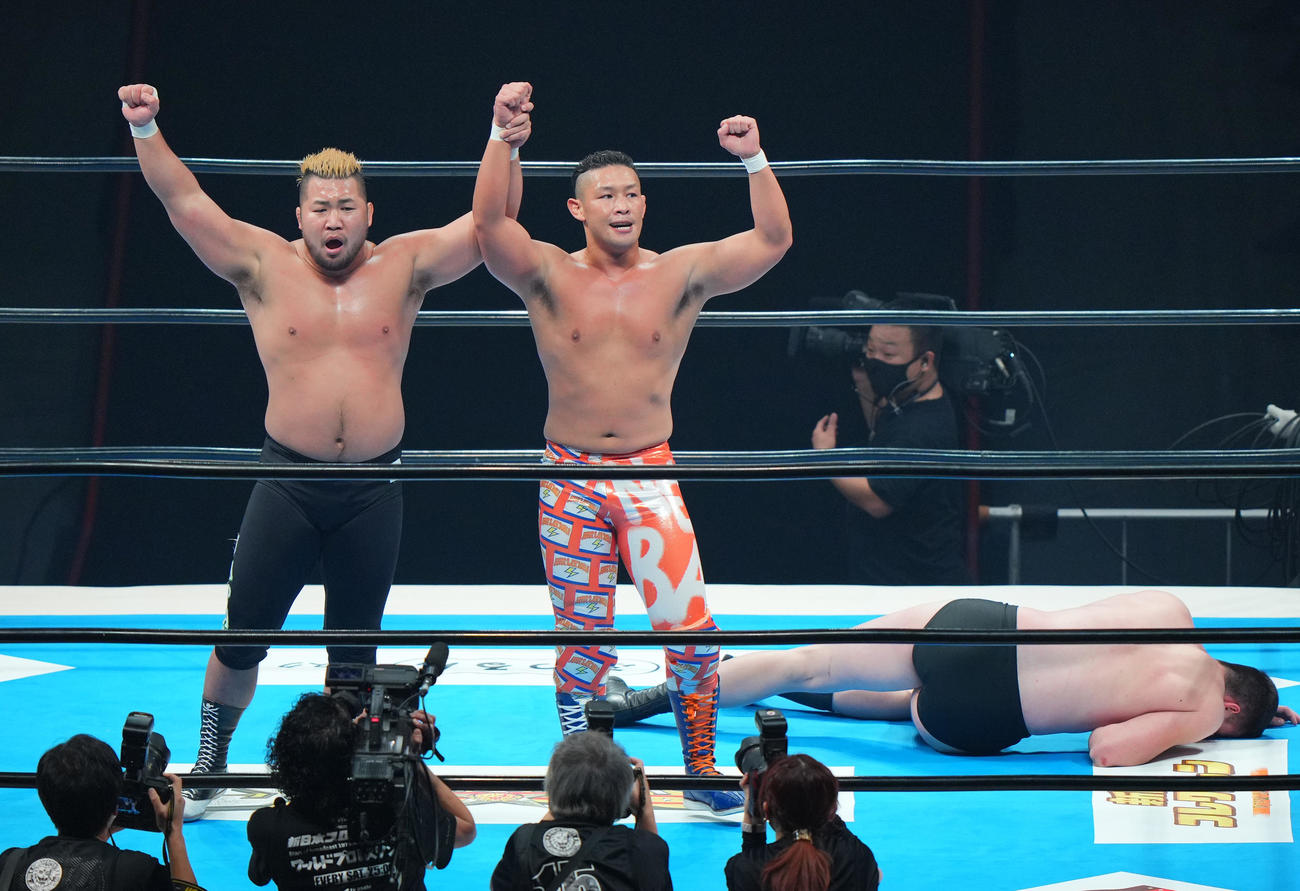 ロイベ、石井組対稲葉、マサ北宮組　勝利しポーズを決める稲葉（中央）、マサ北宮組（撮影・垰建太）
