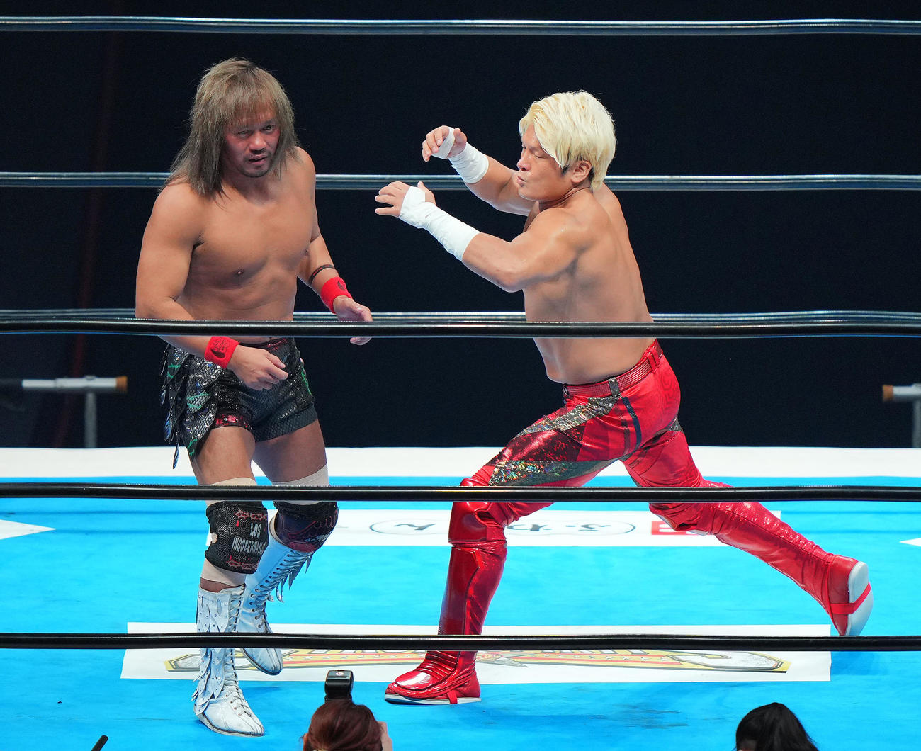 内藤哲也対拳王　内藤（左）にペースを乱される拳王（撮影・垰建太）