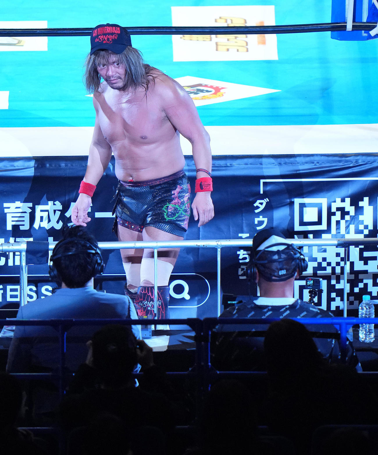 内藤哲也対拳王　勝利した内藤（上）はリングから下り解説席の武藤（手前右）を見つめる（撮影・垰建太）