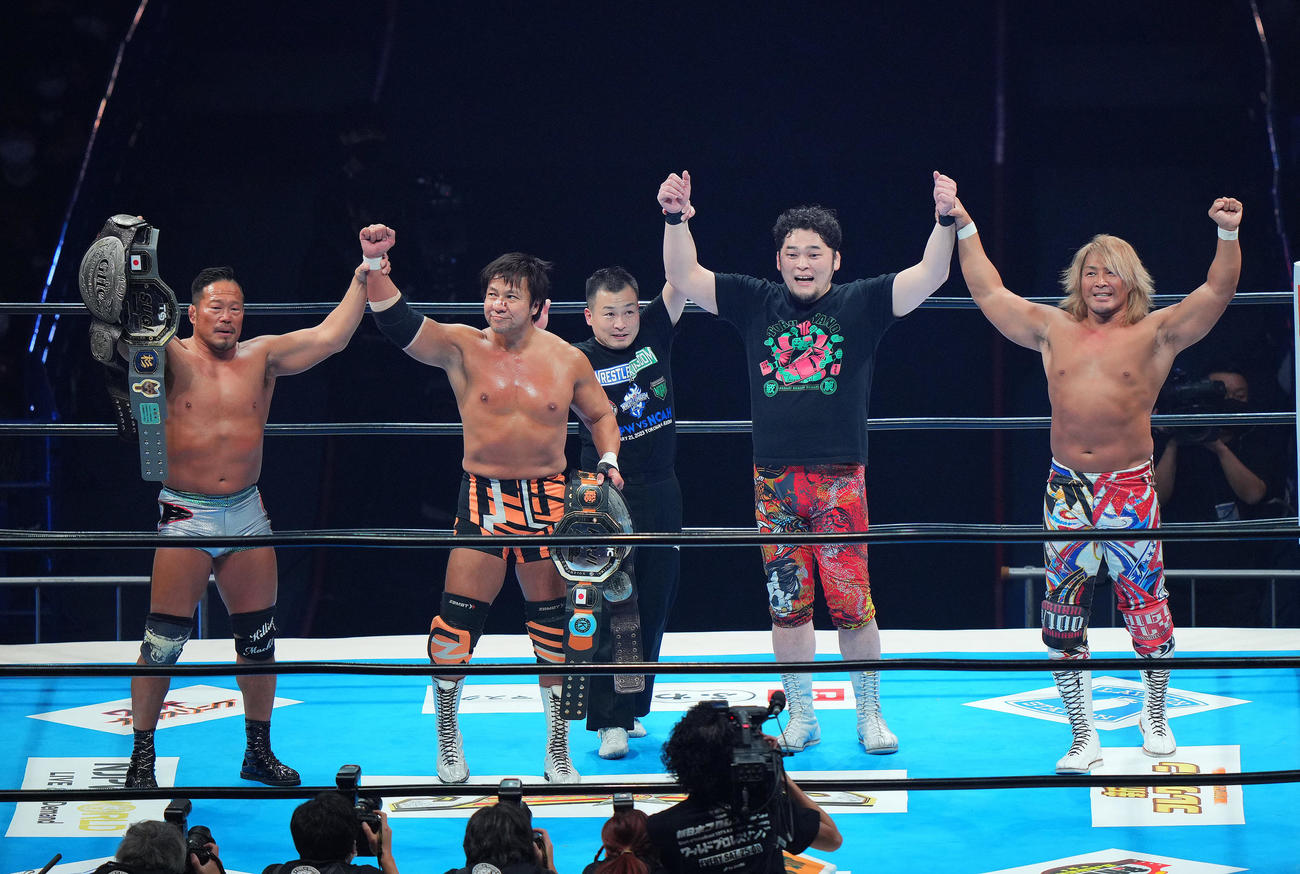 杉浦貴、小島聡、矢野通、棚橋弘至組対外道、エル・ファンタズモ、KENTA、丸藤正道組　勝ち名乗りを受ける、左から杉浦、小島、矢野、棚橋（撮影・垰建太）
