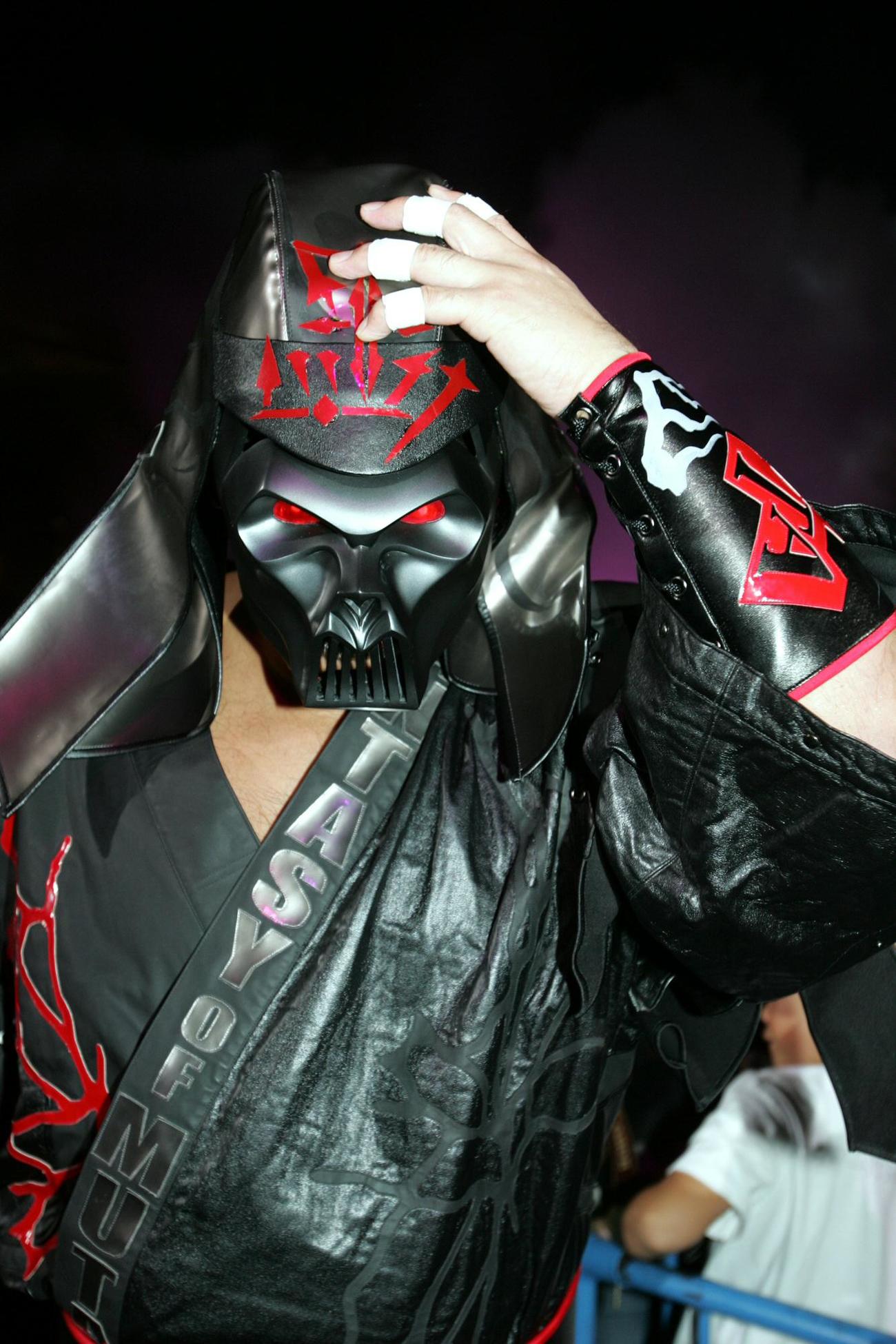 ダース・ベイダーを思わせる黒マスクで入場するグレート・ムタ（2005年8月4日撮影）