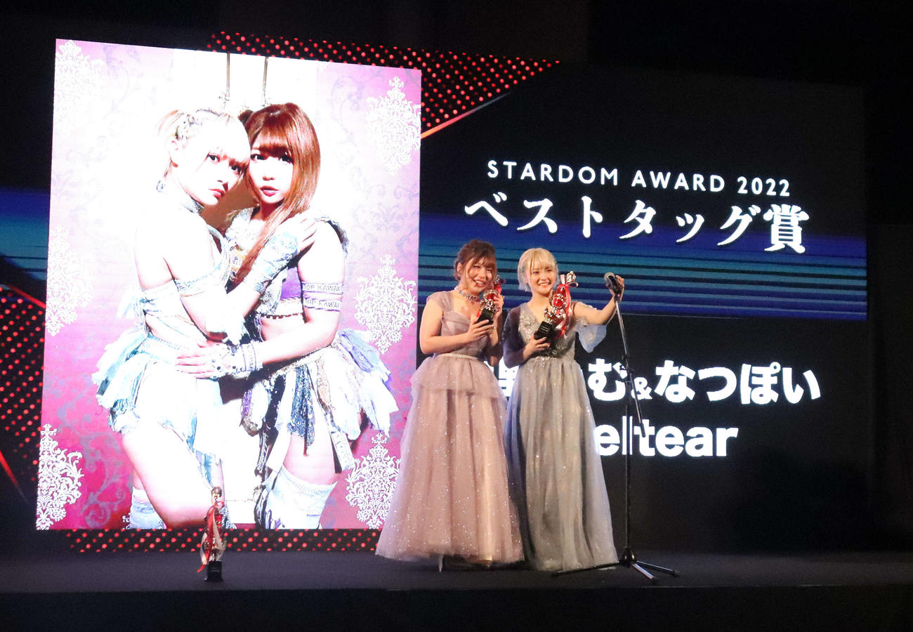 スターダム高田馬場大会　ベストタッグ賞に輝いたmeltearの中野たむ（左）となつぽい（撮影・松熊洋介）