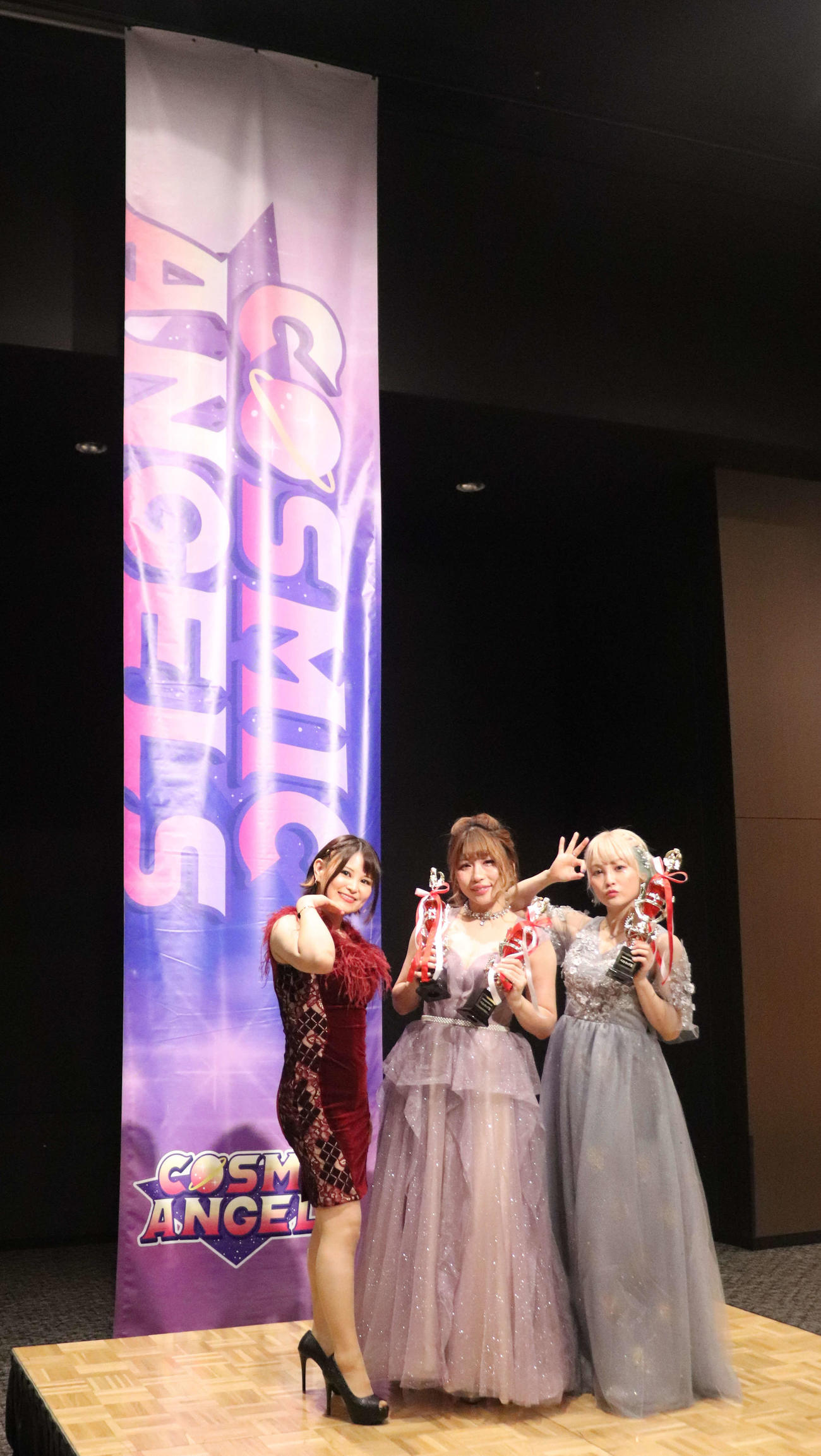 スターダム高田馬場大会　撮影会に臨んだCOSMIC ANGELSのメンバー（撮影・松熊洋介）