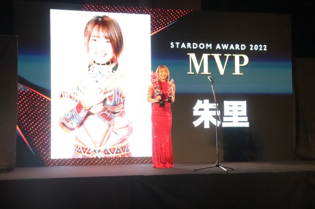 スターダム高田馬場大会　22年のMVPに輝いた朱里（撮影・松熊洋介）
