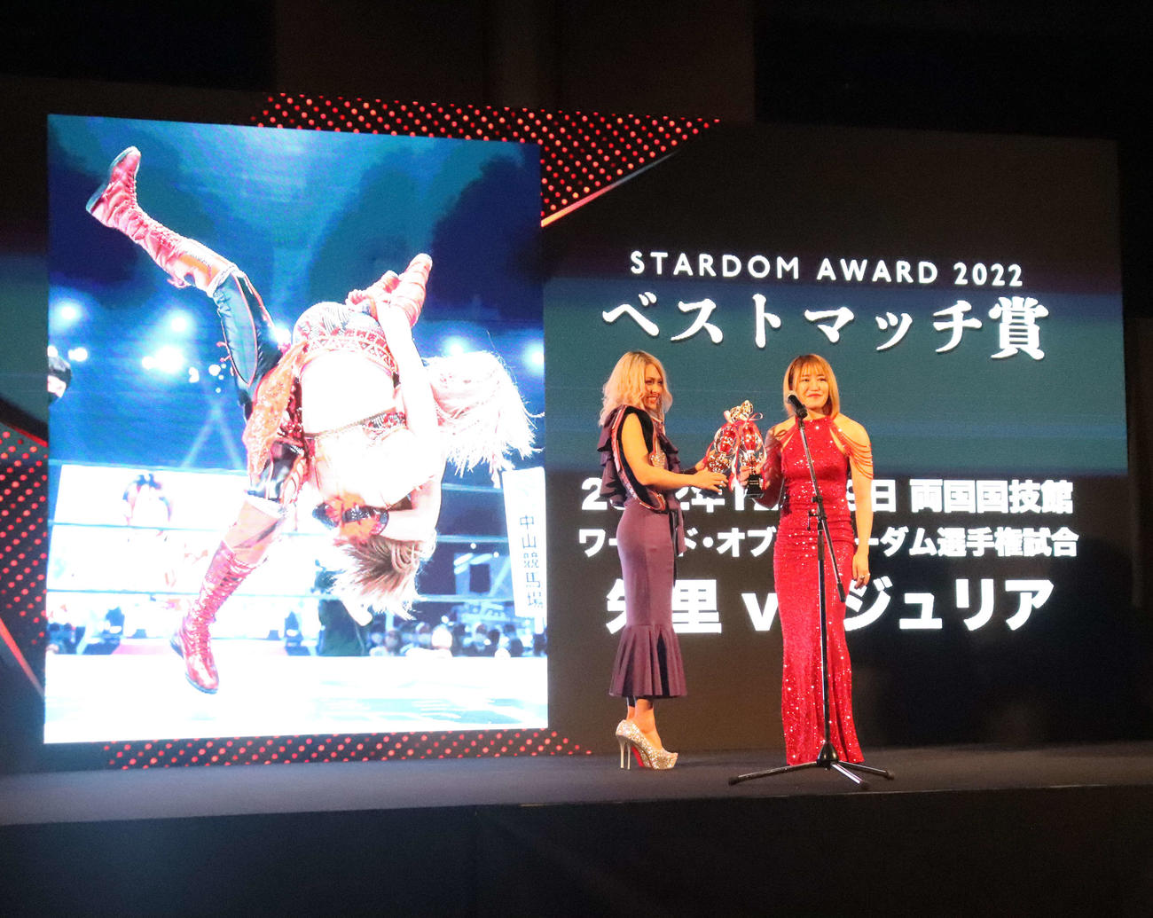 スターダム高田馬場大会　ベストマッチ賞に輝いた朱里（右）とジュリアは笑顔で撮影に応じる（撮影・松熊洋介）
