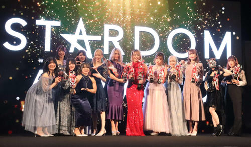 スターダム高田馬場大会　アワードで表彰された選手たちは笑顔で記念撮影（撮影・松熊洋介）