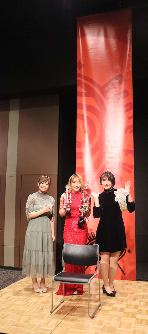 スターダム高田馬場大会　撮影会に臨んだGod's Eyeのメンバー（撮影・松熊洋介）