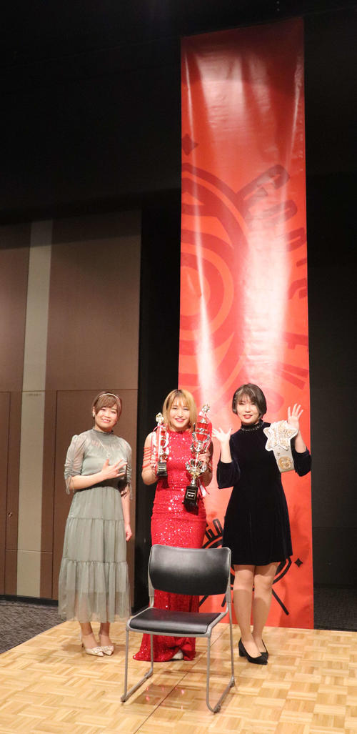 スターダム高田馬場大会　撮影会に臨んだGod's Eyeのメンバー（撮影・松熊洋介）