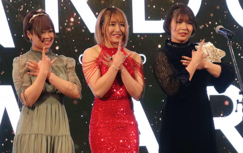スターダム高田馬場大会　アワードに出席したGod's Eye。左からMIRAI、朱里、壮麗亜美（撮影・松熊洋介）