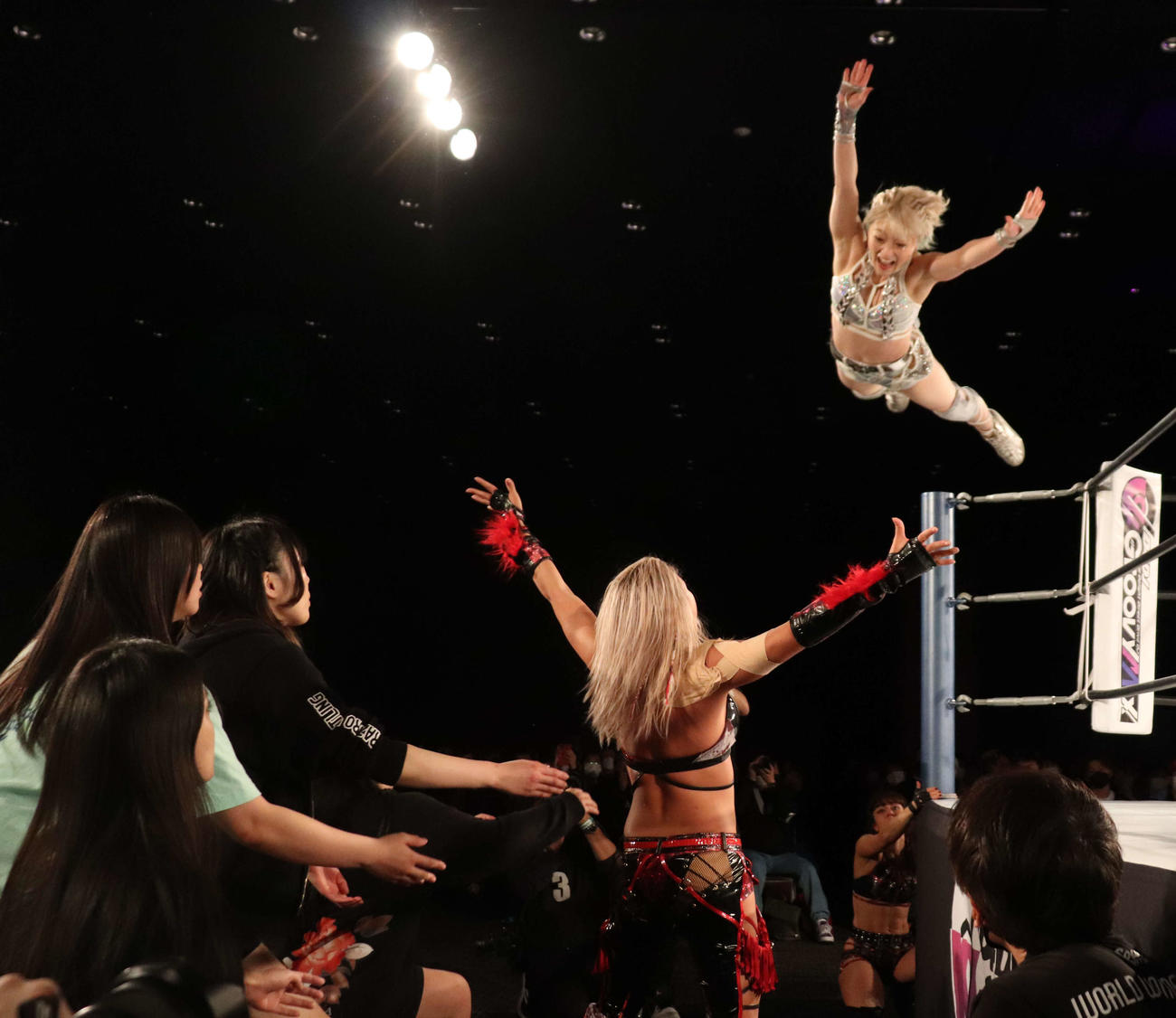 スターダム高田馬場大会　ジュリアに向かって飛ぶなつぽい（撮影・松熊洋介）