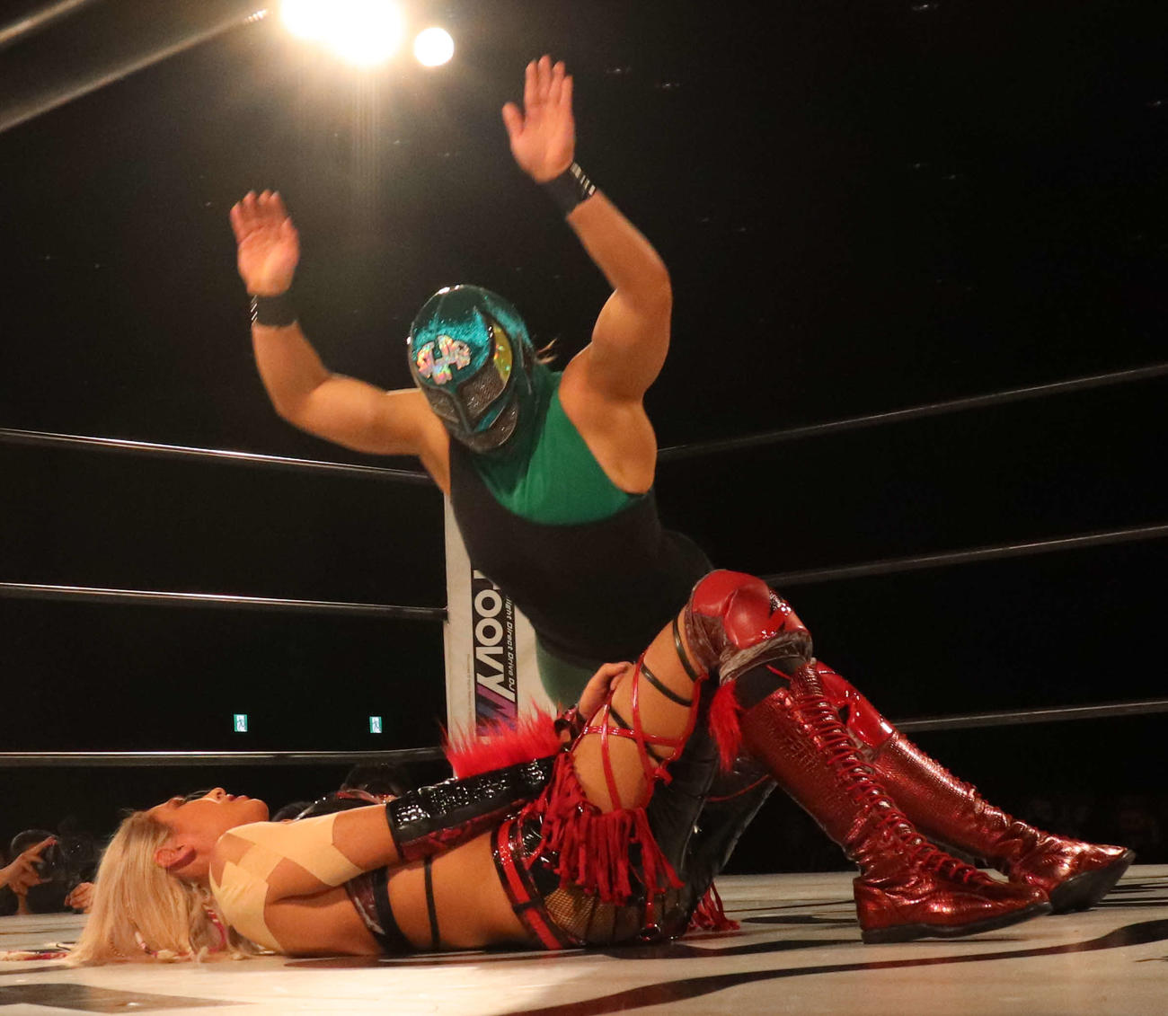 スターダム高田馬場大会　ジュリアに襲いかかる1人目のスーパー・ストロング・スターダム・マシン（撮影・松熊洋介）