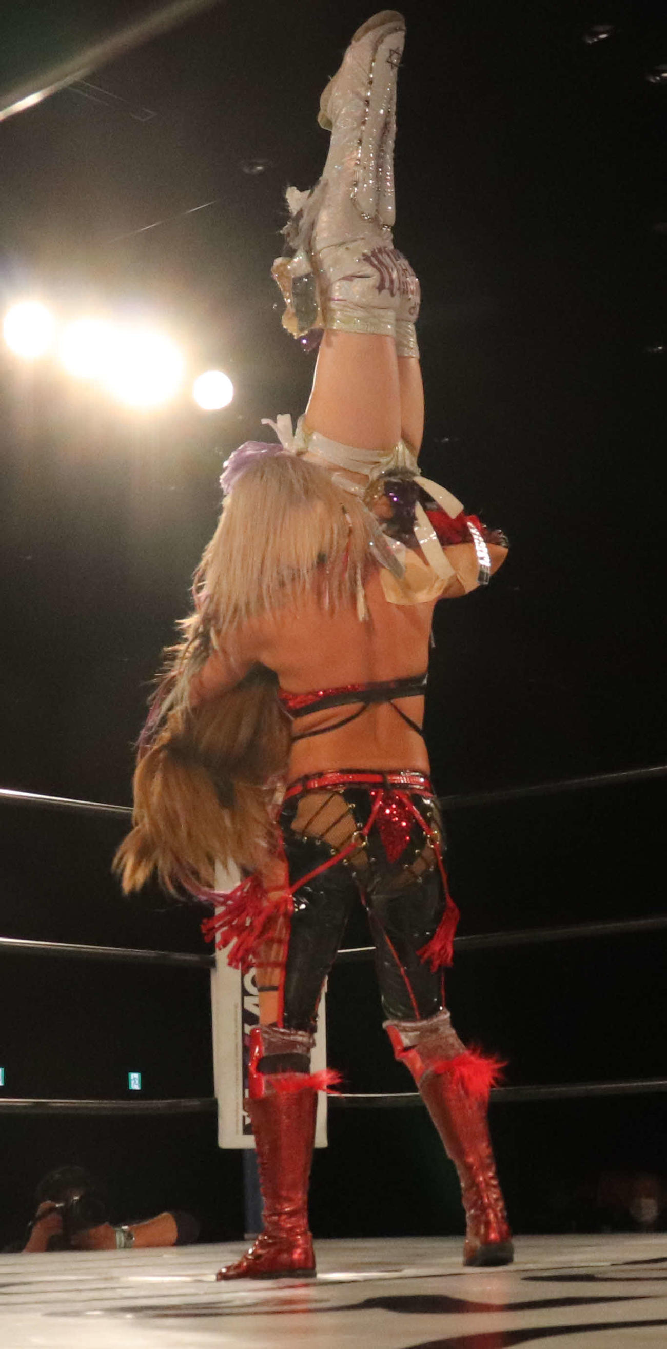 スターダム高田馬場大会　中野たむを抱え上げるジュリア（撮影・松熊洋介）