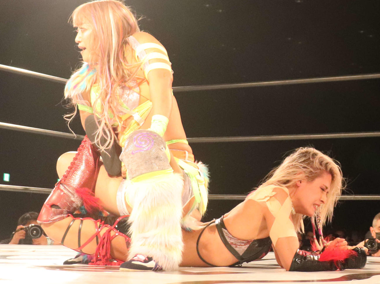 スターダム高田馬場大会ジュリアを逆エビ固めで追い込むSAKI（撮影・松熊洋介）