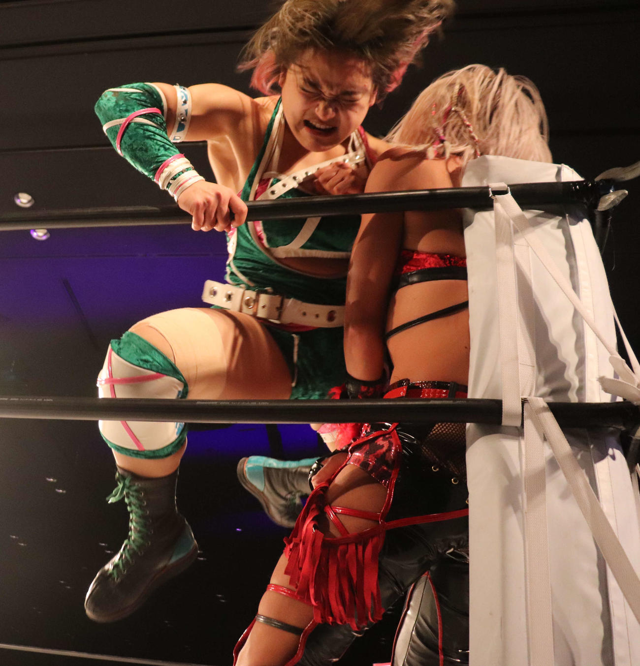 スターダム高田馬場大会　ジュリアに跳び蹴りを浴びせる飯田沙耶（撮影・松熊洋介）