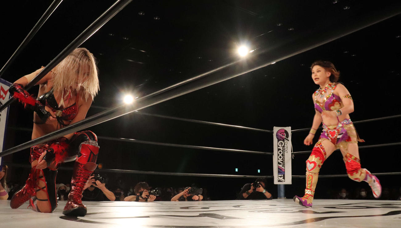 スターダム高田馬場大会　ジュリアに向かって走り出す月山和香（撮影・松熊洋介）