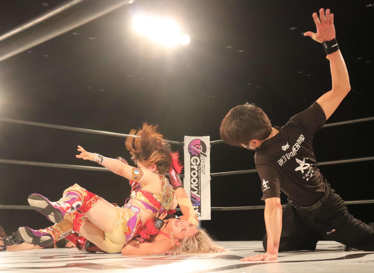 スターダム高田馬場大会　ジュリアを押さえ込む月山和香（撮影・松熊洋介）