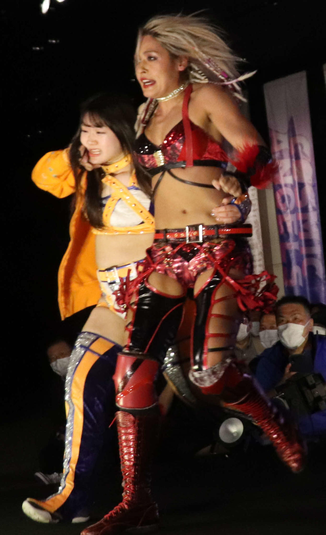スターダム高田馬場大会　コグマ（左）を連れ戻すジュリア（撮影・松熊洋介）