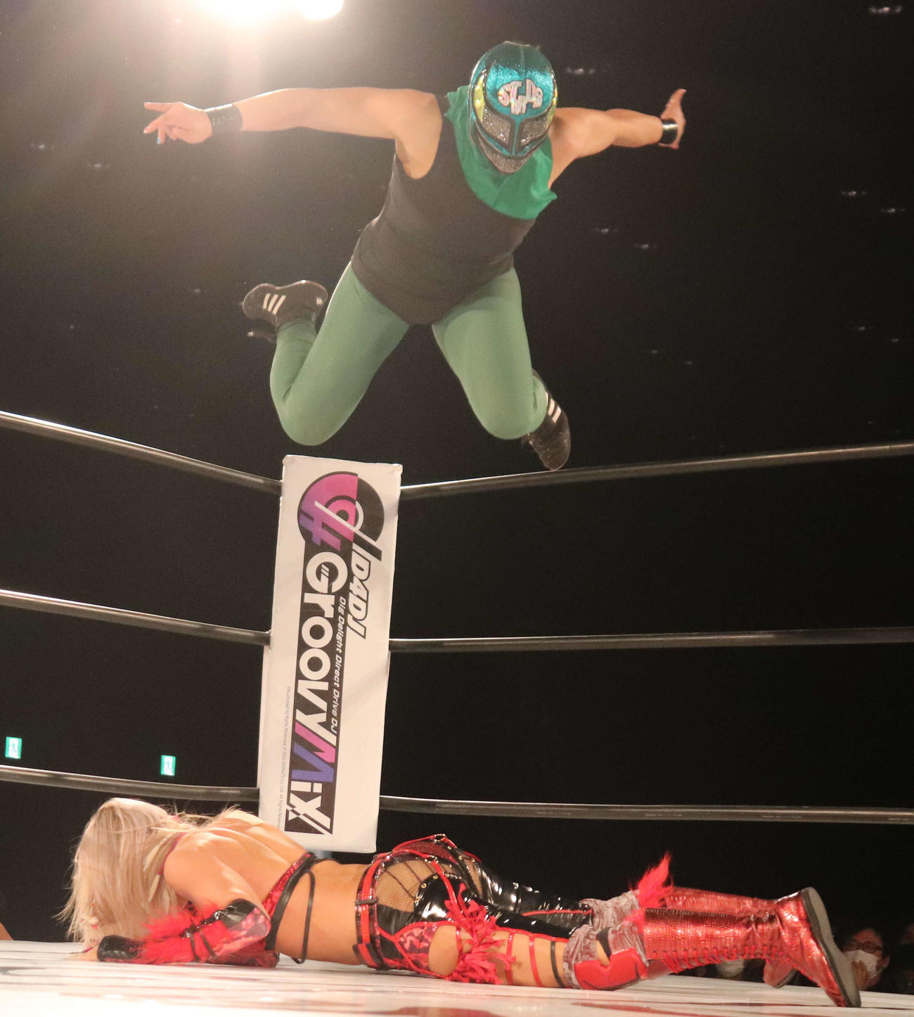 スターダム高田馬場大会　ジュリアに襲いかかる1人目のスーパー・ストロング・スターダム・マシン（撮影・松熊洋介）