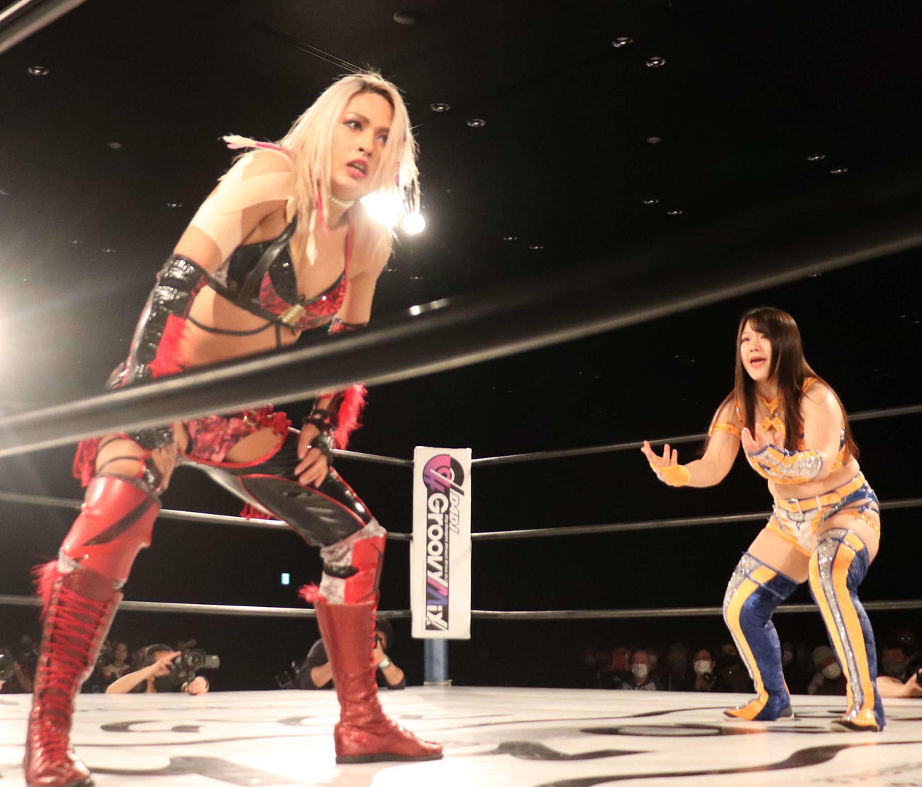 スターダム高田馬場大会　ジュリア（左）を挑発する2人目のコグマ（撮影・松熊洋介）
