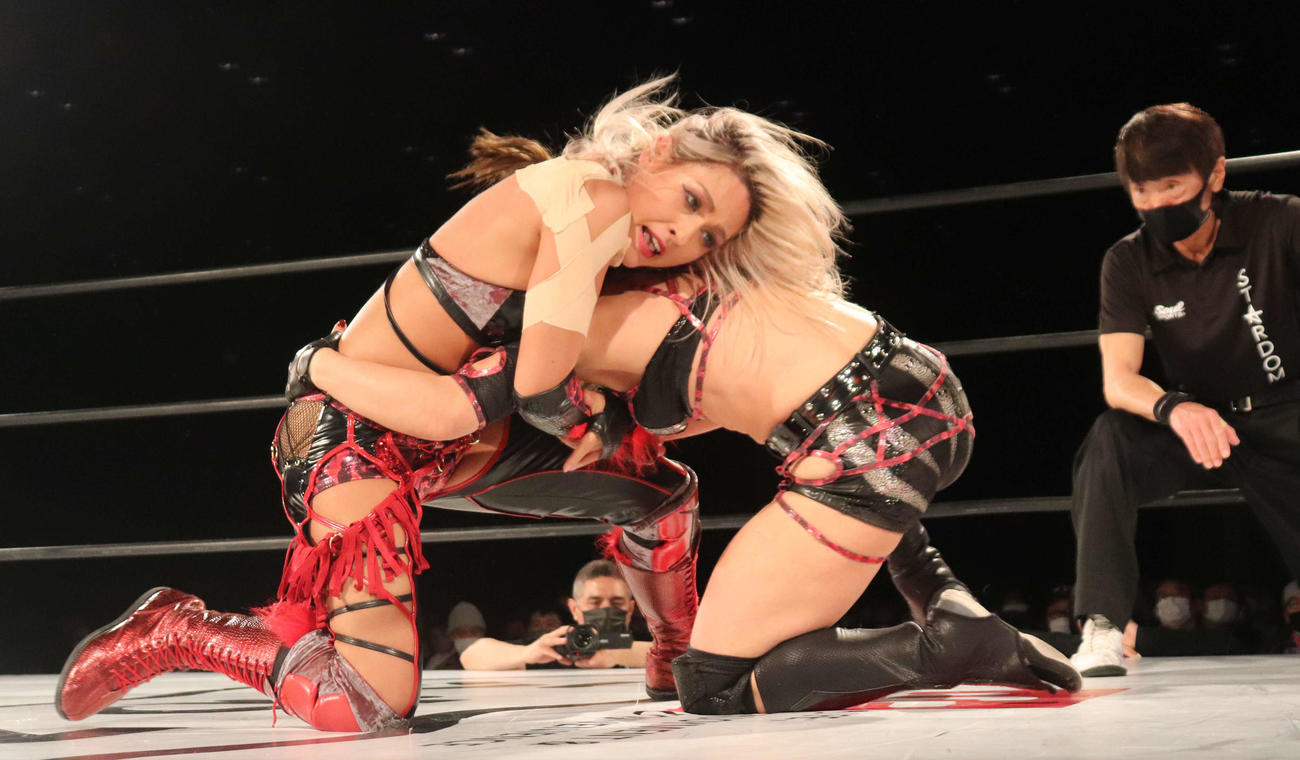 スターダム高田馬場大会　テクラを絞め上げるジュリア（撮影・松熊洋介）