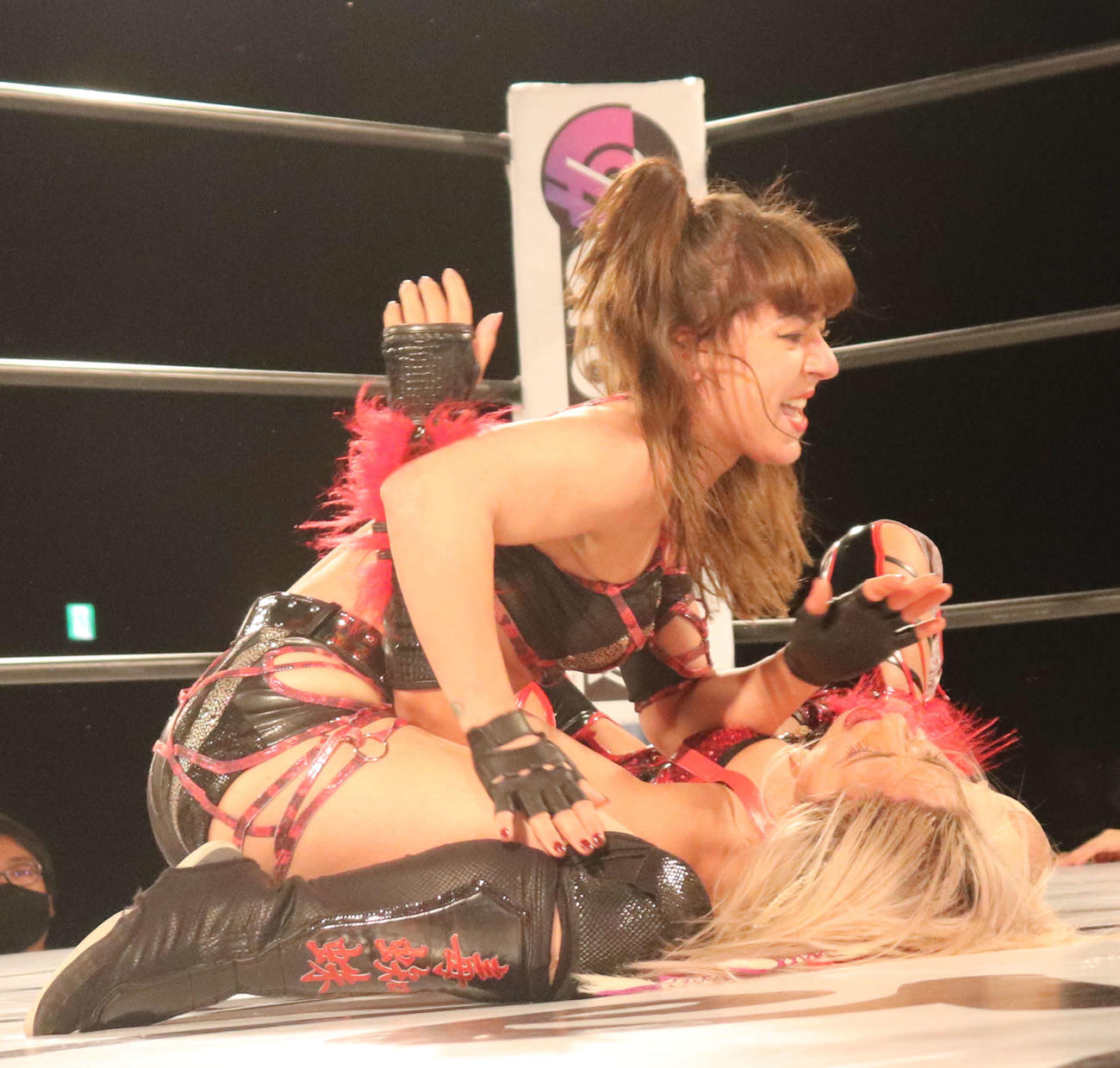 スターダム高田馬場大会　ジュリアを押さえ込むテクラ（撮影・松熊洋介）