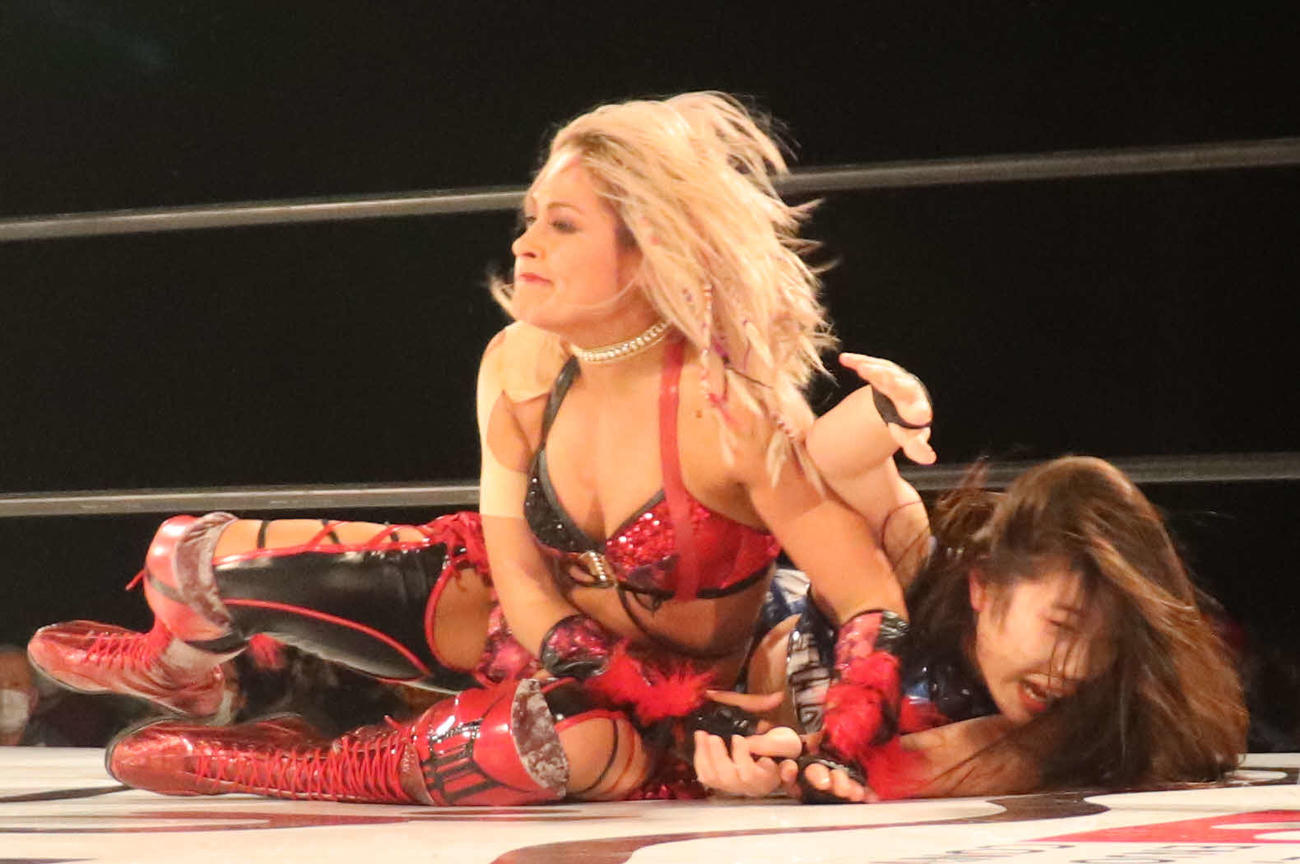スターダム高田馬場大会　妃南を押さえ込むジュリア（撮影・松熊洋介）