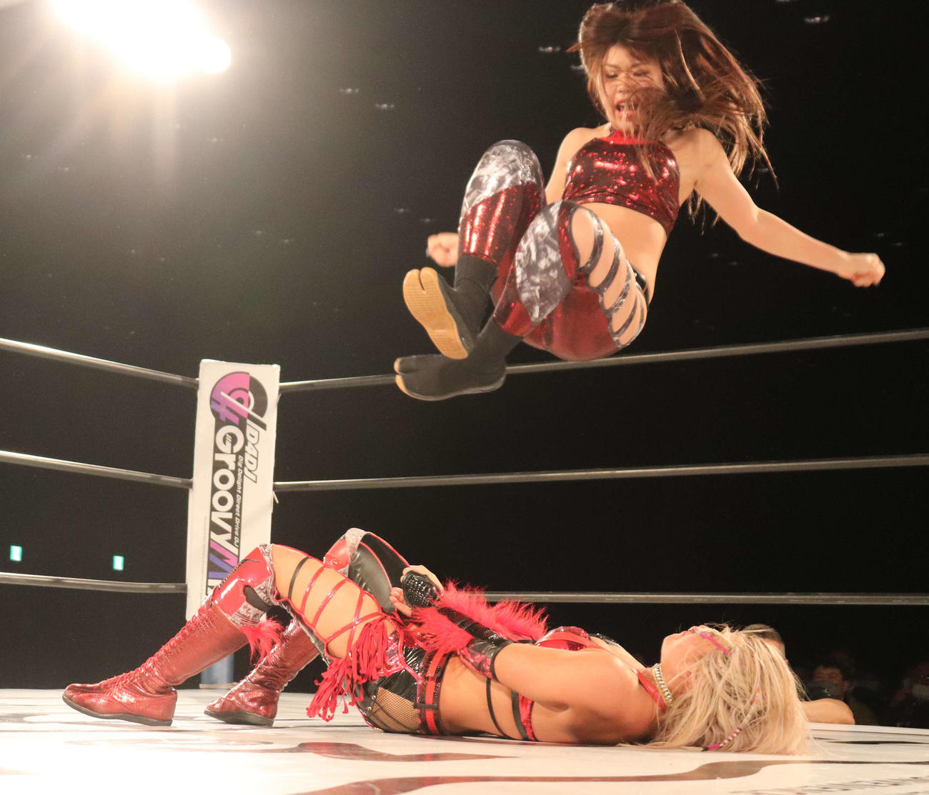 スターダム高田馬場大会　ジュリアに攻撃を仕掛ける葉月（撮影・松熊洋介）