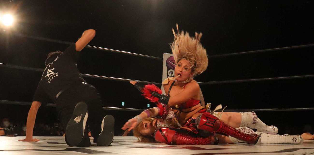 スターダム高田馬場大会　中野たむを押さえ込むジュリア（撮影・松熊洋介）