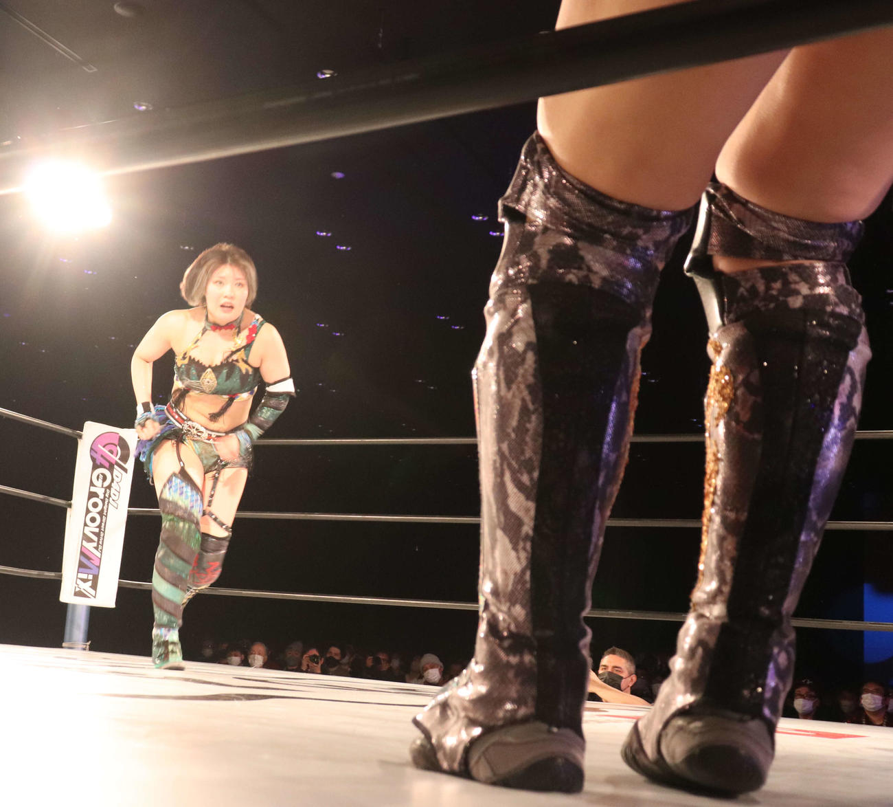 スターダム高田馬場大会　コーナーの桜井まいに向けて走り出す壮麗亜美（撮影・松熊洋介）